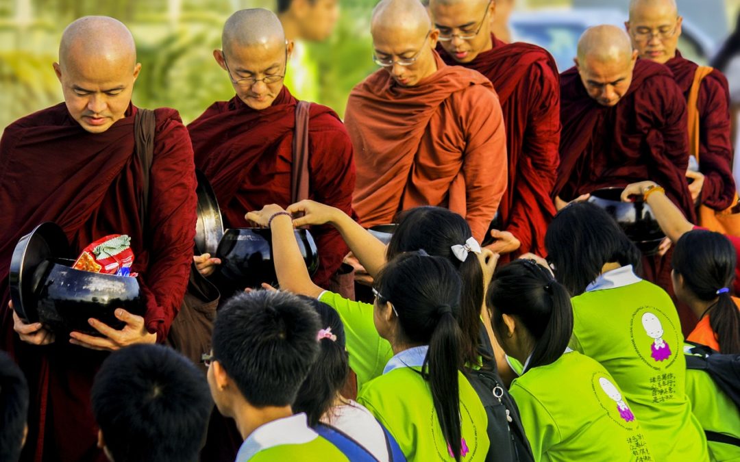 Le rôle des moines et pratiquants bouddhistes dans la société