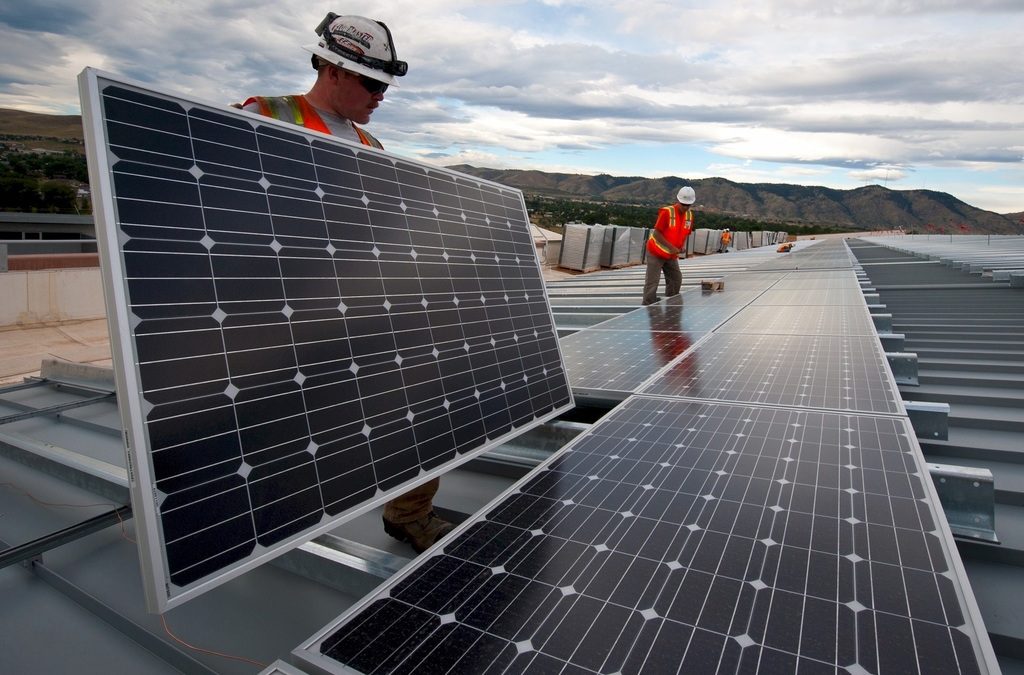 Employés posant des panneaux solaires