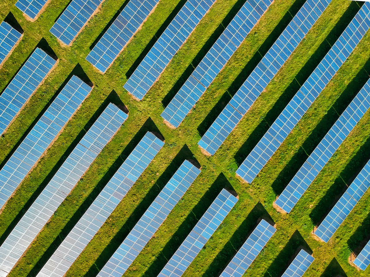 Panneaux solaires dans un champs vu du ciel