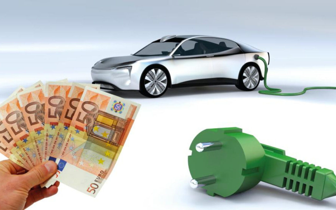 Liasse de billets avec voiture et prise